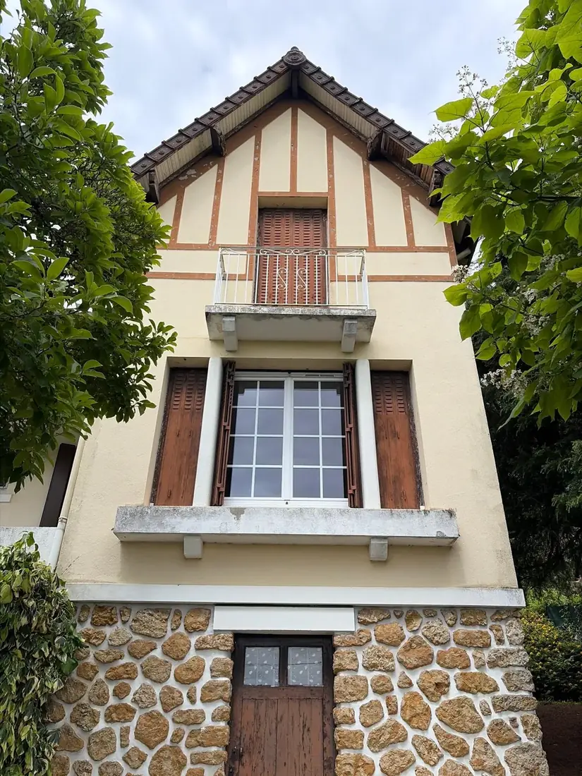 Façade enduite et volets en bois sur une maison de l'Indre