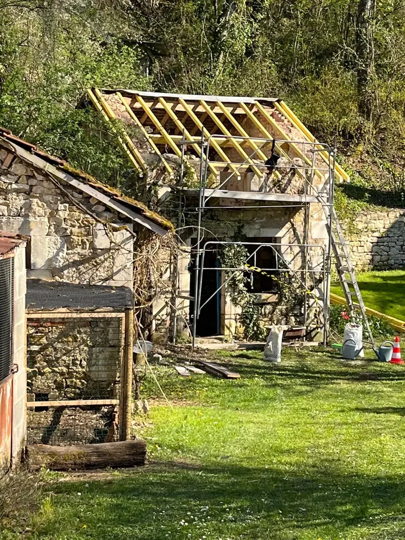 Charpente bois neuve montée sur une dépendance en pierre
