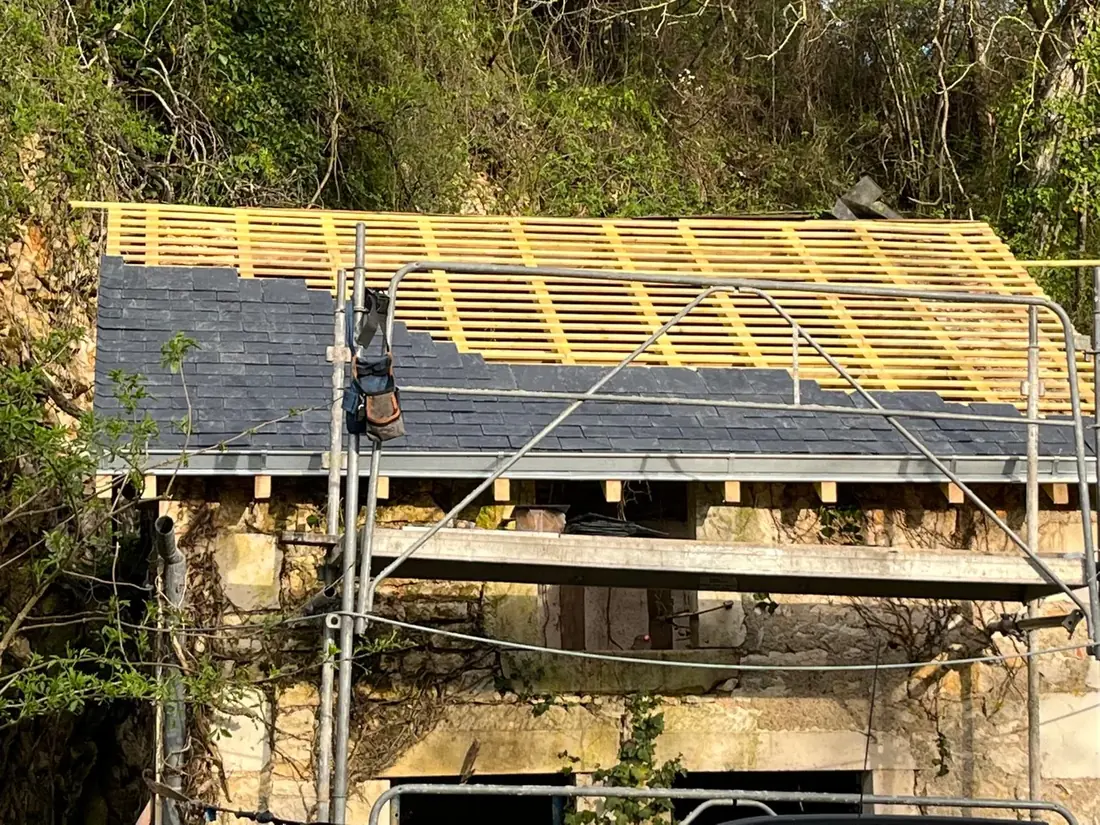 Échafaudage monté sur un chantier de couverture