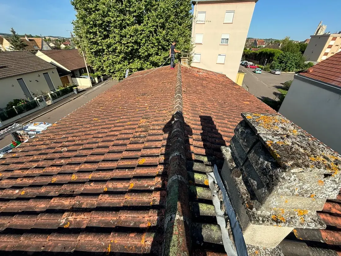 Toiture en tuiles envahie de mousse avant démoussage