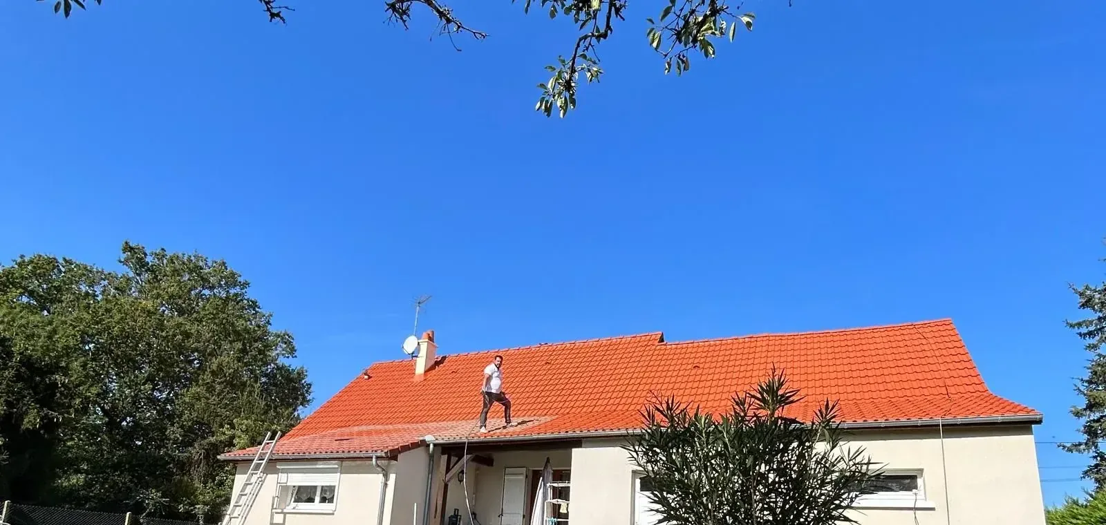 Antoine Reinhard au travail sur une toiture en tuiles près d'Argenton-sur-Creuse
