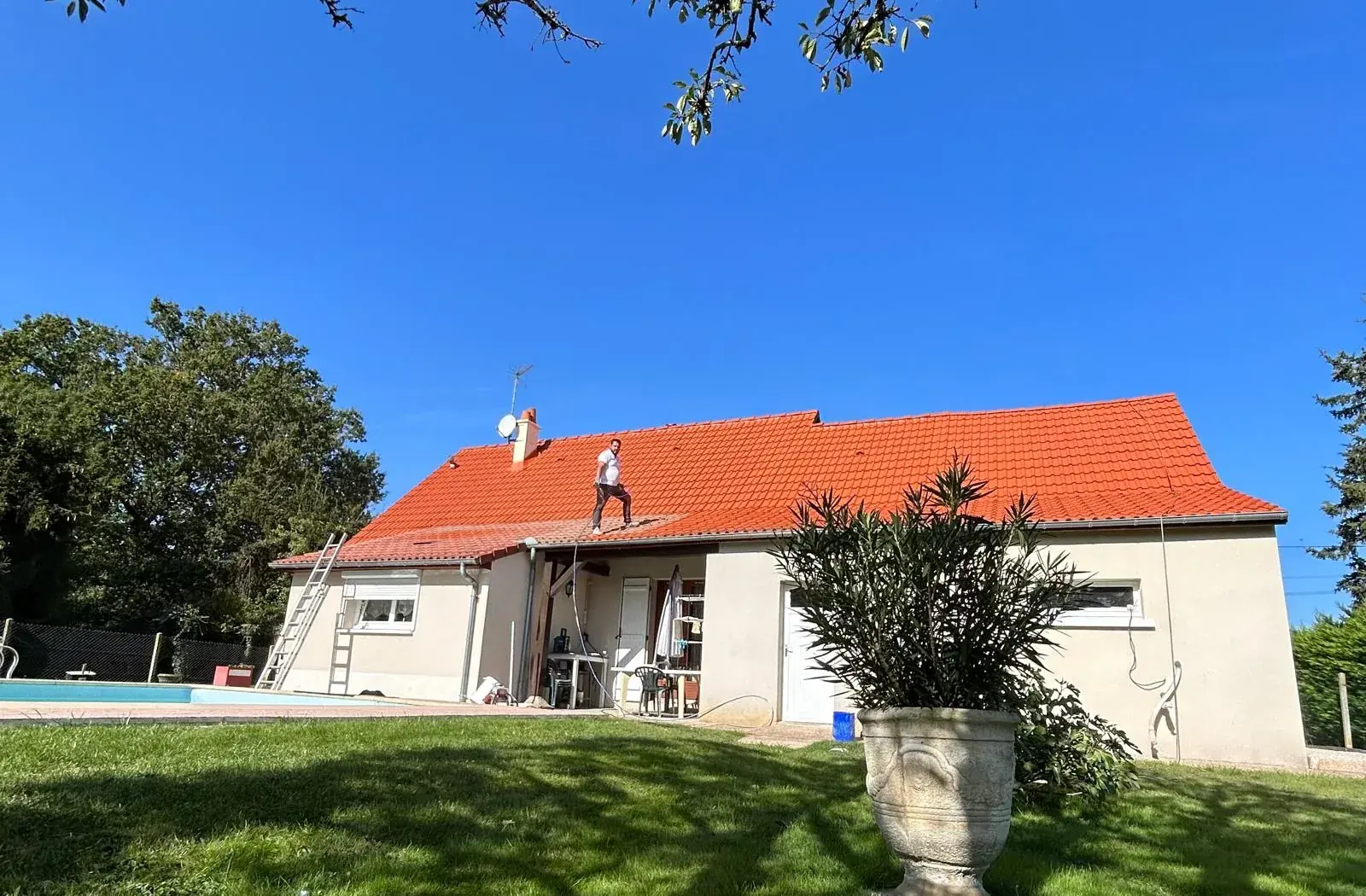 Couvreur au travail sur une toiture en tuiles à Argenton-sur-Creuse